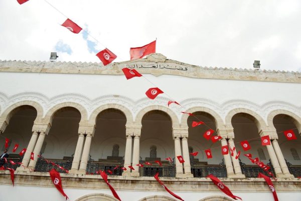 التونسي يطارد وزيراً سابقاً وجهت له 10 تهم –